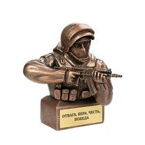 Скульптура «Боец спецназа с АКСУ»