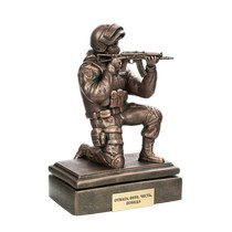 Скульптура «Боец спецназа с АКСУ на колене на подставке»