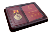 Наградной комплект к медали «100 лет советской пожарной охране» на четырехугольной колодке с бланком удостоверения