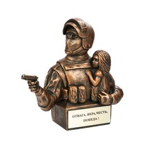 Скульптура «Боец спецназа с девочкой на руках»