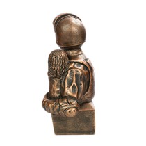 Удостоверение к награде Скульптура «Боец спецназа с девочкой на руках»