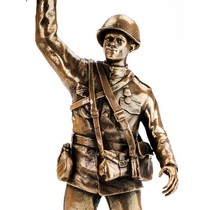 Купить бланк удостоверения Статуэтка «Солдат ВОВ» на постаменте, масштабная модель