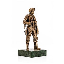 Статуэтка «Солдат сил специальных операций» на постаменте, масштабная модель