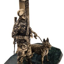 Статуэтка «Пограничник с собакой» на постаменте, масштабная модель