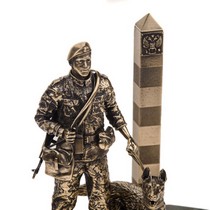 Купить бланк удостоверения Статуэтка «Пограничник с собакой» на постаменте, масштабная модель