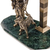 Удостоверение к награде Статуэтка «Пограничник с собакой» на постаменте, масштабная модель