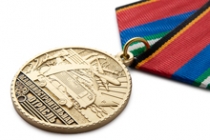 Медаль «За работу в машиностроительной отрасли» с бланком удостоверения